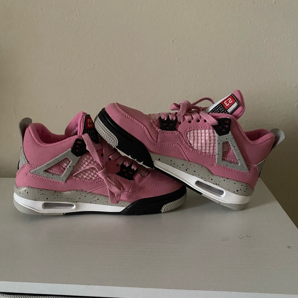Bublegum pink Jordan 4’s
